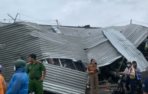 Lốc xoáy thổi bay nóc 64 căn nhà ở Sóc Trăng