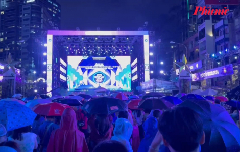 Khán giả đội mưa ‘cháy’ hết mình cùng HOZO 2024