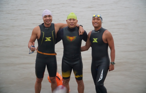 Trời lạnh ‘cắt da cắt thịt’, người Hà Nội rủ nhau bơi ở sông Hồng lúc sáng sớm