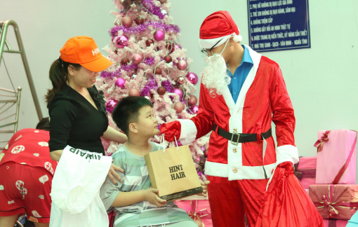 Ông già Noel mang quà đến xóm trọ