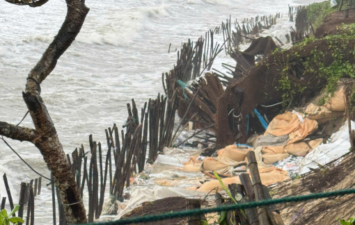 Quảng Nam: Sóng biển cao 2-4m ngoạm vào vườn dân, nước lũ cô lập gần 700 hộ