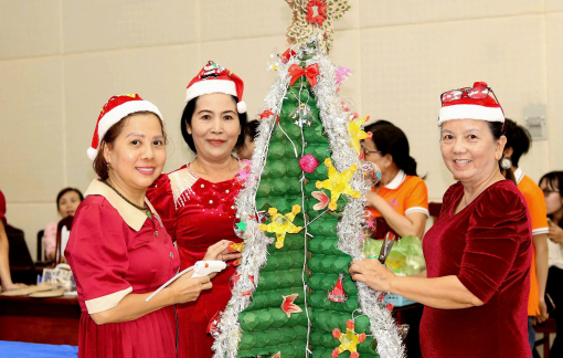 Cây thông Noel được làm từ vật liệu tái chế