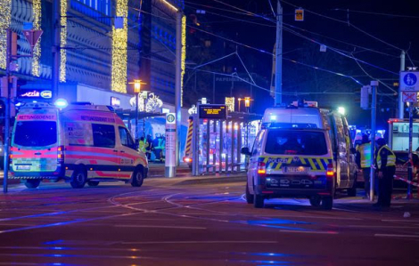 Xe ô tô lao vào chợ Giáng sinh ở Đức khiến nhiều người thương vong