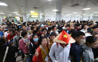 Người dân háo hức xếp hàng đi tàu Metro