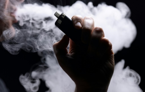 Người vừa hút vape vừa hút thuốc lá hoàn toàn không thể cai nghiện thuốc lá