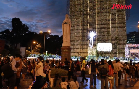 Không khí Giáng sinh ngập tràn, người dân TPHCM rủ nhau đi chơi lễ