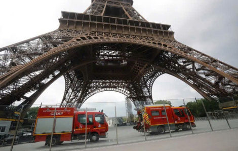 Tháp Eiffel cháy vào ngày Giáng sinh