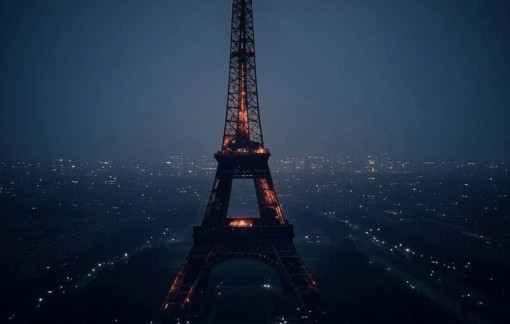 Cháy Tháp Eiffel