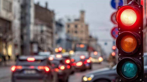 Từ 1/1/2025, ô tô vượt đèn đỏ bị phạt 20 triệu đồng