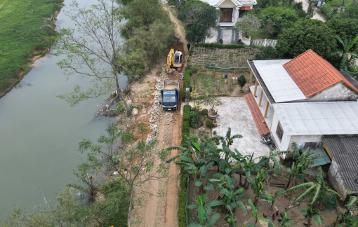 Cuối năm người dân Thừa Thiên - Huế nơp nớp lo sợ bờ sông sạt lở cuốn mất nhà