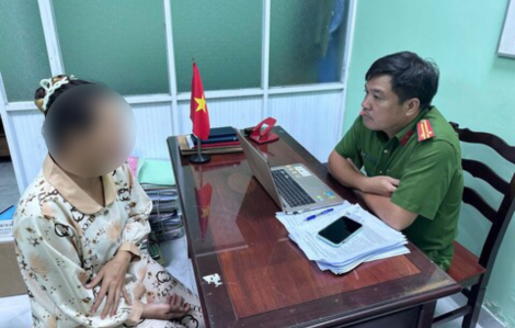 Bắt người phụ nữ đánh nhân viên gác tàu