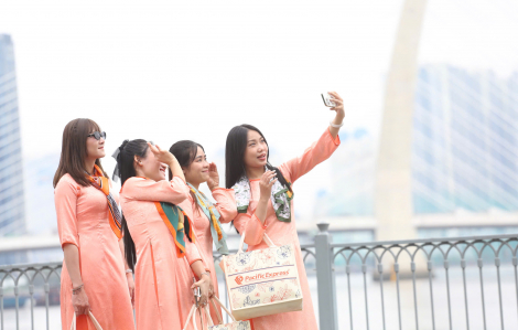 Người dân TPHCM nô nức xuống phố du xuân ngày đầu năm 2025