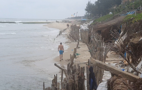 Bờ biển Hội An tan hoang vì sóng lớn, nguy cơ sạt lở lan rộng