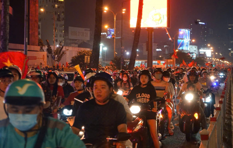 Người người tràn ra đường “đi bão” mừng chiến thắng của tuyển Việt Nam