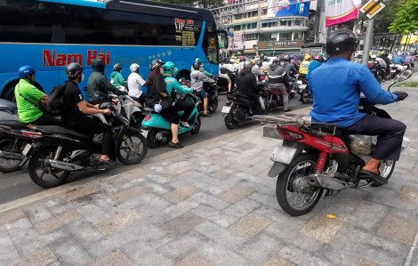 Tình trạng xe máy leo lề, rẽ ẩu vẫn diễn ra tại nhiều tuyến đường ở TPHCM