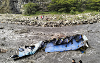 Xe buýt lao xuống sông ở Peru, hàng chục người thương vong