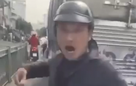 Triệu tập người đàn ông đi xe máy chặn đầu, đập phá ô tô