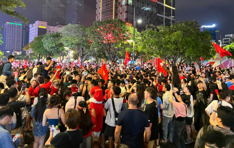 Đêm không ngủ của người hâm mộ bóng đá Việt Nam