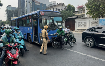 Điều tra vụ nam phụ xe buýt dùng hung khí đuổi đánh tài xế xe công nghệ