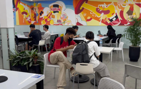 Con bạn làm gì ở cửa hàng tiện lợi lúc 2 giờ sáng?