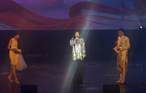 Vì sao MC ngăn ca sĩ Phương Thanh hát trên sân khấu?