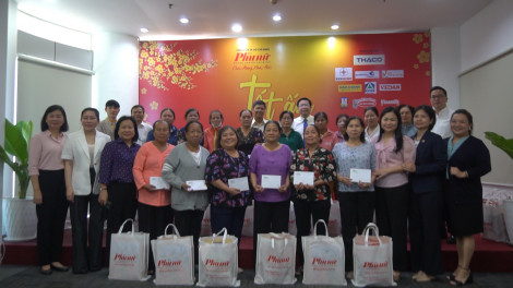 Báo Phụ Nữ TPHCM mang “tết ấm” đến phụ nữ và nữ công nhân khó khăn trước thềm Xuân