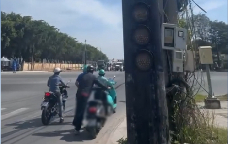 Hàng trăm phương tiện xếp hàng dài giữa giao lộ vì đèn tín hiệu giao thông ‘đột tử’ bất ngờ