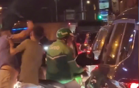 Bắt khẩn cấp 2 cha con cầm gậy đánh tài xế xe ôm