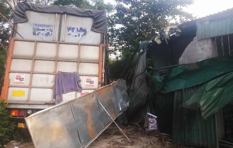 Xe tải lao vào nhà dân, 4 cháu nhỏ và 2 người lớn tử vong