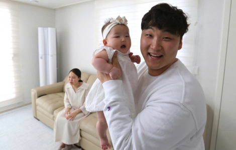 Đàn ông Hàn Quốc nghỉ làm chăm vợ sinh tăng đột biến
