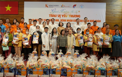 Trao quà tết cho bệnh nhi, bệnh nhân nghèo