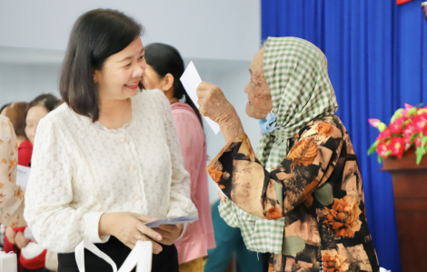 Người dân Cần Giờ hạnh phúc nhận quà tết từ Báo Phụ nữ TPHCM