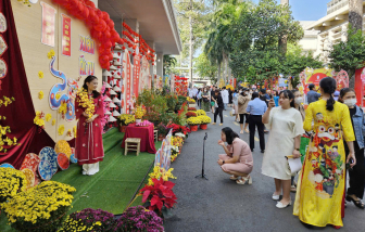 Đường hoa xuân đầy màu sắc tại Bệnh viện Chợ Rẫy