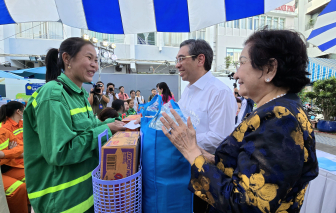 Mang xuân yêu thương, tết nghĩa tình đến với nữ công nhân môi trường đô thị