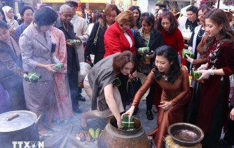 Phu nhân Tổng Bí thư Tô Lâm và các nữ Đại sứ trổ tài gói bánh chưng