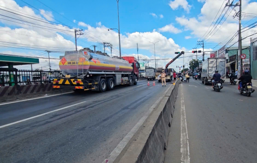 Không có việc đèn tín hiệu chuyển màu đột ngột, xe đầu kéo thắng gấp đổ sắt ra đường