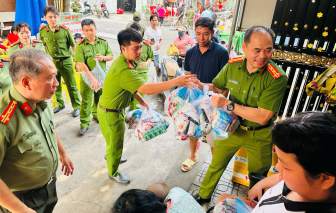 Bệnh nhi trải nghiệm làm cảnh sát giao thông, chống "giặc lửa"