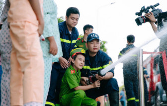 Bệnh nhi trải nghiệm làm cảnh sát giao thông, chống "giặc lửa"