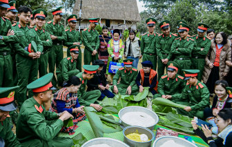 Bộ đội cùng đồng bào gói bánh chưng đón Tết Ất Tỵ