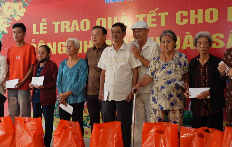 Hội Sân khấu TPHCM trao quà tết cho nghệ sĩ và nhân viên ngành sân khấu