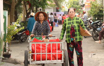 Nhiều nữ công nhân góp tết cho người nghèo khó hơn