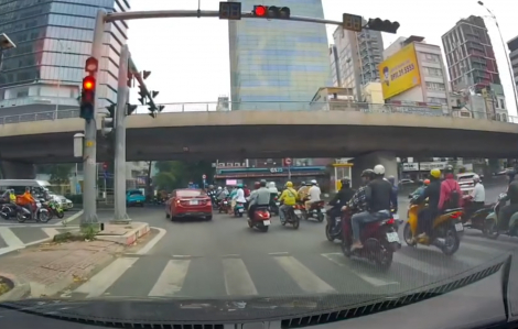 CSGT TPHCM nói về sự cố đèn tín hiệu giao thông ‘bẫy’ người đi đường