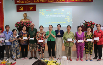 Báo Phụ nữ TPHCM và ngân hàng BIDV trao quà tết cho học sinh, đồng bào khó khăn