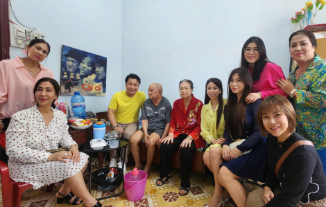 Gia đình Lý Hùng, Lý Hương thăm và tặng quà cho các nghệ sĩ lão thành