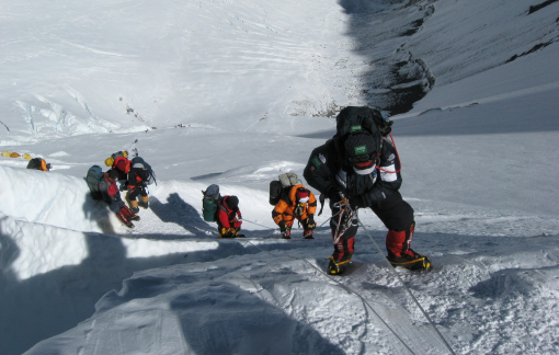 Nepal tăng phí cấp phép leo núi Everest