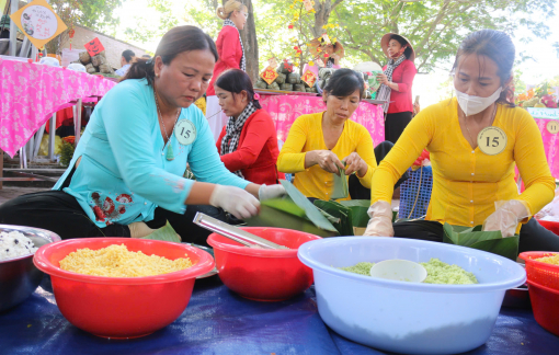 Phụ nữ huyện Bình Chánh thi gói bánh, làm mứt trao tặng người khó khăn