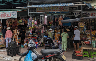 Bức tranh chợ tết quê