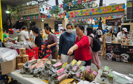 Chợ đặc sản mở bán trong 4 ngày, người dân tấp nập sắm tết