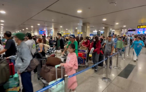 Sân bay Tân Sơn Nhất ken đặc người rạng sáng 24 tháng Chạp