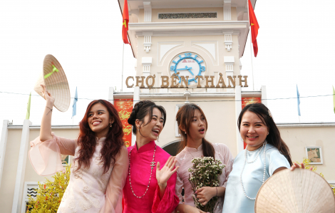 Chợ Bến Thành chật kín người chụp ảnh đón tết